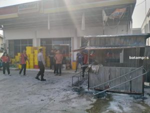 Outlet Penjualan Ayam Goreng Star Chiken depan Gerai Alfamart Tanjunguban Terbakar