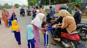 Bagikan Takjil ke Pengguna Jalan, Siswa TK dan KB Bhakti Awlya Diajarkan Berbagi di Bulan Suci Ramadan