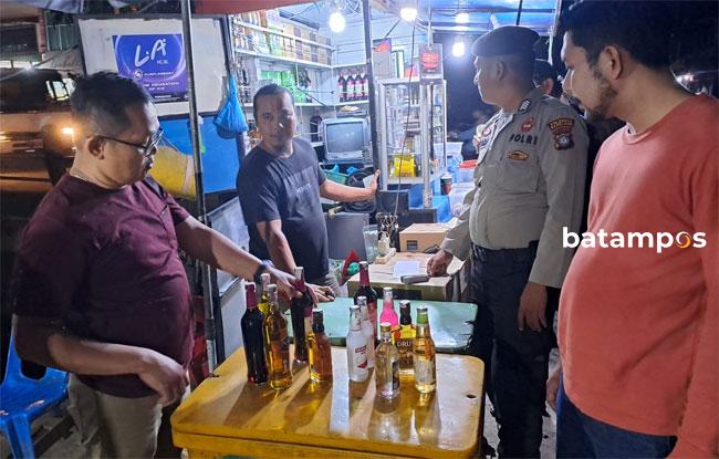 Polsek Lubukbaja Sita Ratusan Botol Minuman Beralkohol
