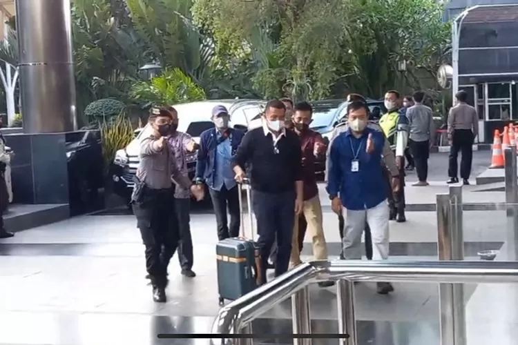 Bupati Kepulauan Meranti Muhammad Adil Tiba di Gedung Merah Putih KPK