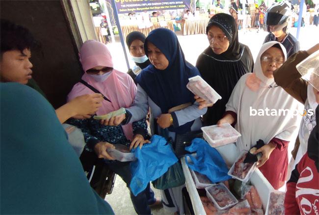 Berburu Kebutuhan Lebaran di Pasar Murah