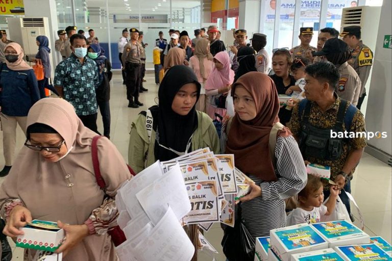 Polisi Bagi-bagi Tiket Gratis kepada Ratusan Pemudik Tujuan Batam