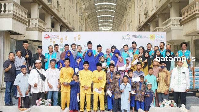 PLN Batam Berikan Santunan Anak Yatim dan Dhuafa