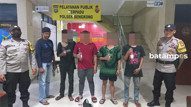 Polsek Bengkong Tangkap 4 Pemuda yang Sedang Pesta Miras