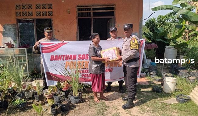Polsek Sekupang Serahkan Bantuan Paket Sembako Secara Door to Door