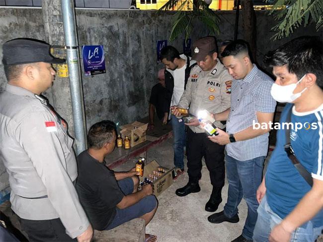 Polsek Sekupang Amankan Ratusan Botol Miras