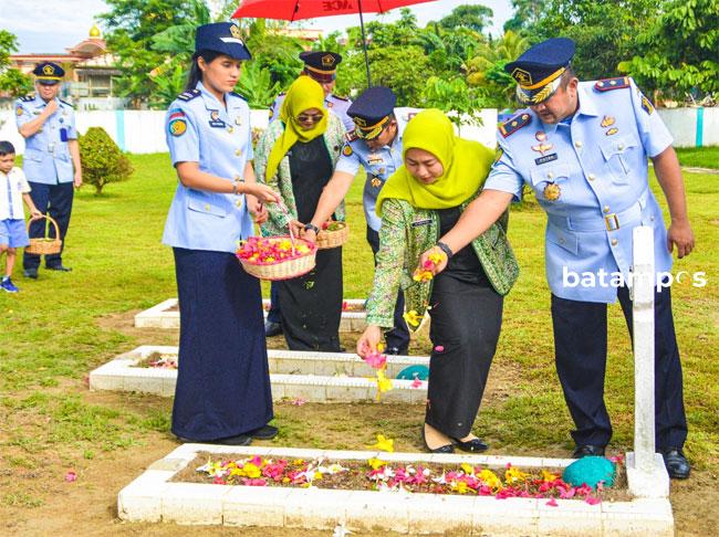 Rutan Batam Ikuti Upacara Ziarah dan Tabur Bunga di Taman Makam Pahlawan