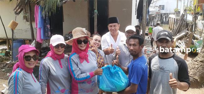 LOP Batam, Jimmi Siburian dan PT Wilnor Bagikan Paket Sembako untuk Warga Setokok