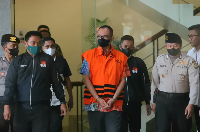 KPK Sita Mobil dan Moge serta Rumah Mewah Milik Rafael Alun Trisambodo