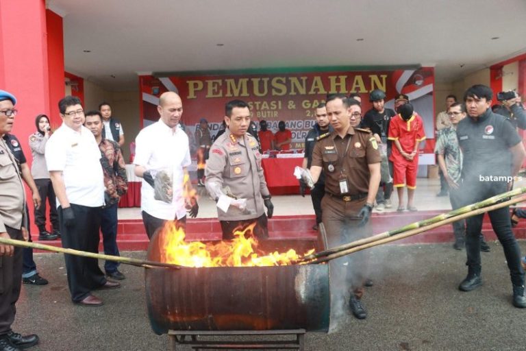 Pemusnahan Narkotika di Polresta Barelang: Ganja Dibakar, Ekstasi Diblender