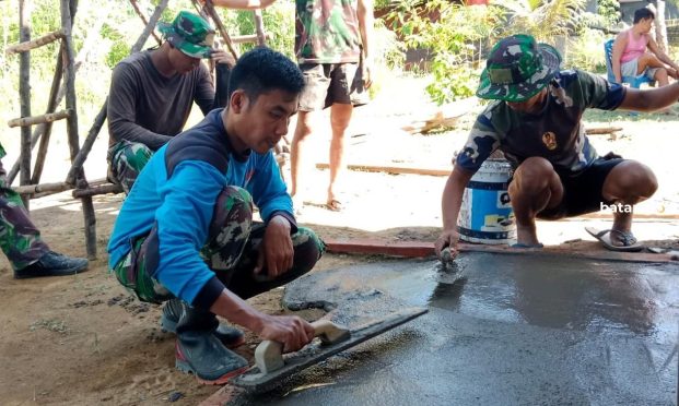 Tentara dan Masyarakat Bedah Rumah Warga Tidak Layak Huni di Tanjunguban