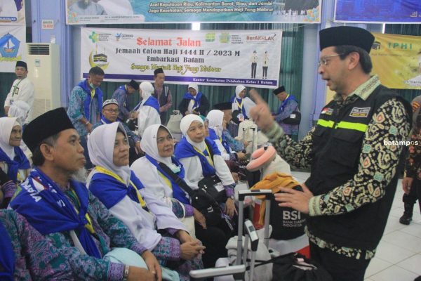 Irjen Kemenag Lepas Keberangkatan JCH Kloter 5 Embarkasi Batam