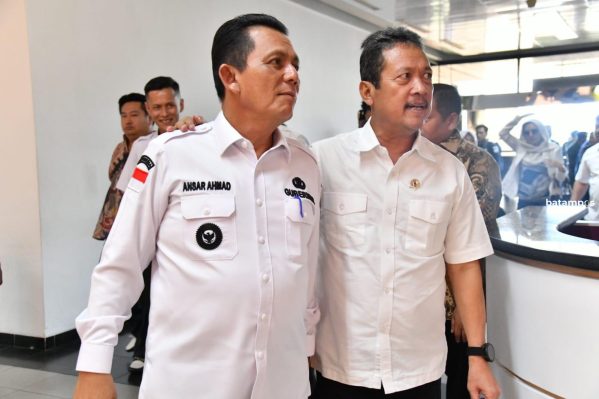 Gubernur Ansar Dampingi Menteri KKP Tinjau Pembangunan 2 Kapal Pengawas Perikanan di Tanjunguncang