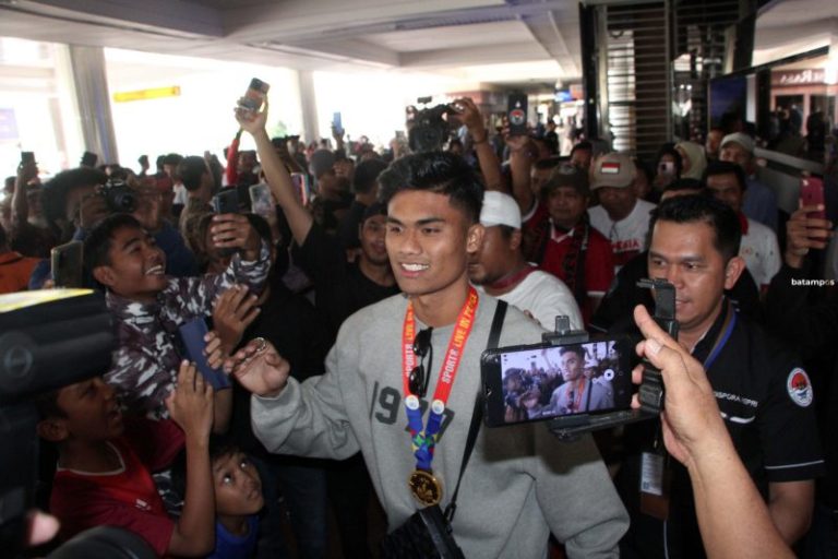 Raih Medali Emas Sea Games, Kepulangan Sananta Disambut Meriah di Batam