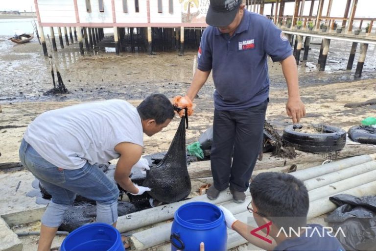 KSOP Selidiki 10 Karung Limbah Hitam yang Ditemukan di Pantai Nongsa