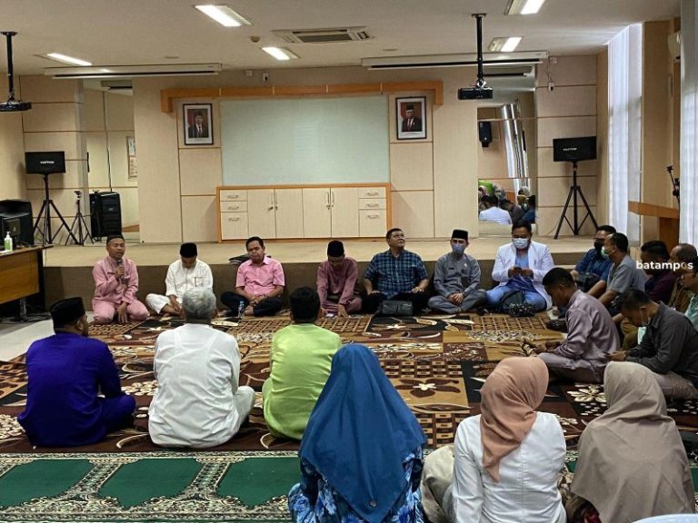 Halal Bihalal, RSUD Embung Fatimah Lepas Dua Pegawai Purna Tugas