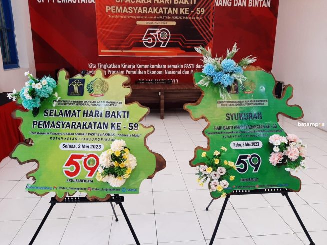 Napi Manfaatkan Batang Pohon Tua Jadi Papan Bunga