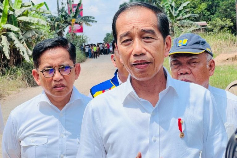Jokowi Tinjau Jalan Rusak di Jambi, Pemerintah Pusat Ambil Alih Tanggungjawab Perbaikan