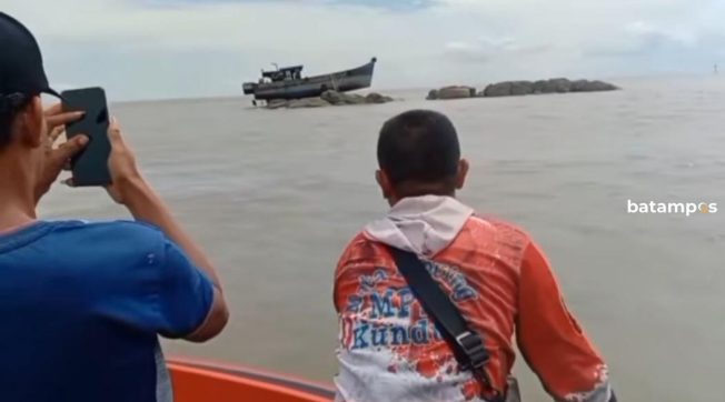 Dihantam Ombak, Kapal Naik ke Atas Batu