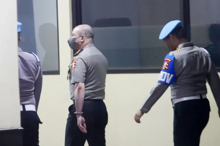 Terbukti Jual Barang Bukti Narkoba, Teddy Minahasa Dipecat