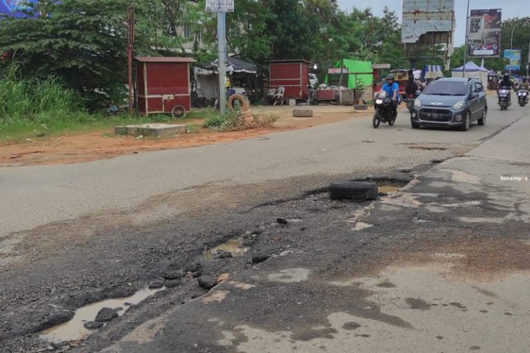 Warga Tanjungsengkuang Keluhkan Jalan Rusak, Warga: Sudah Banyak Korbannya Pak…