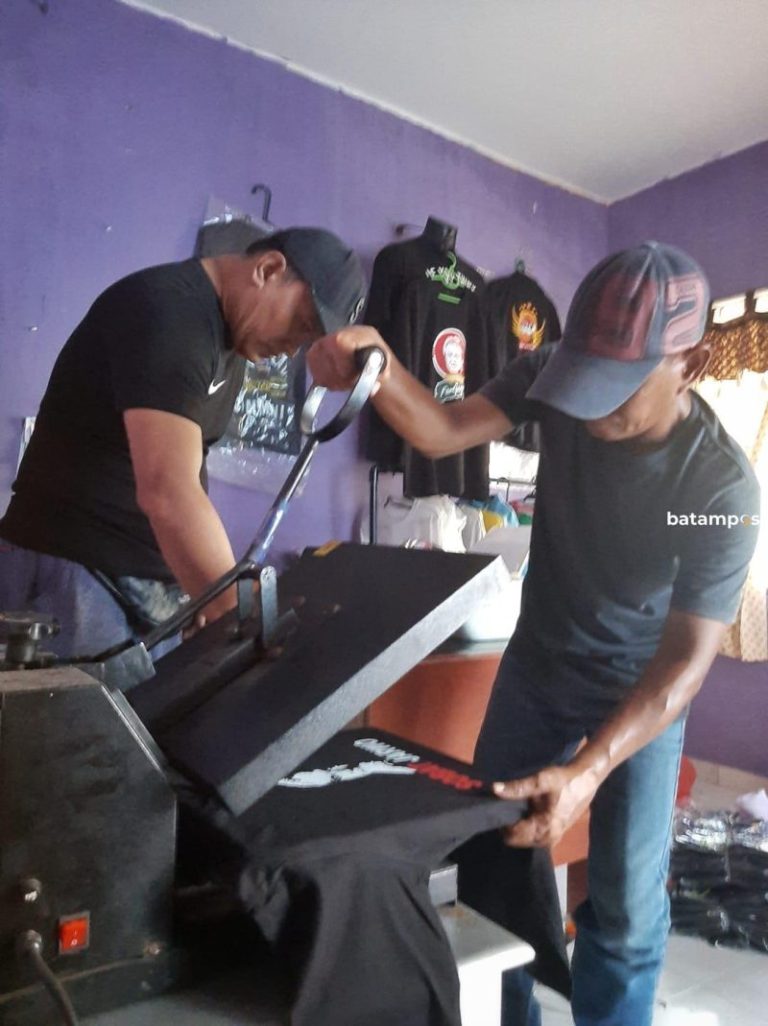 Usaha Sablon Kaos di Batam Panen Pesanan Relawan Capres
