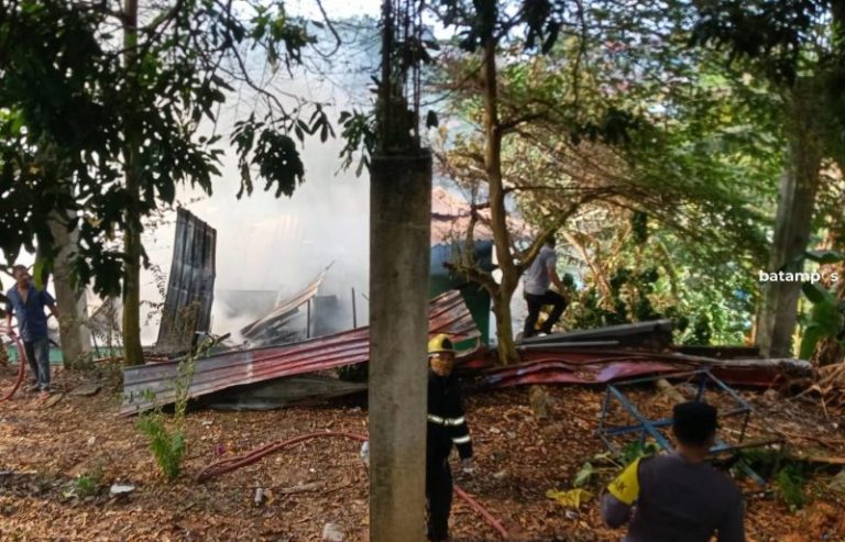 Kebakaran di Ruli Kampung Indosat Sekupang, 2 Rumah Ludes Dilalap Api