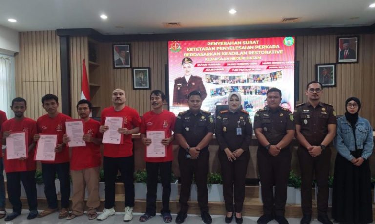 Kejari Batam Bebaskan 6 Tersangka Dari Tuntutan Pidana, Ada Satu WNA