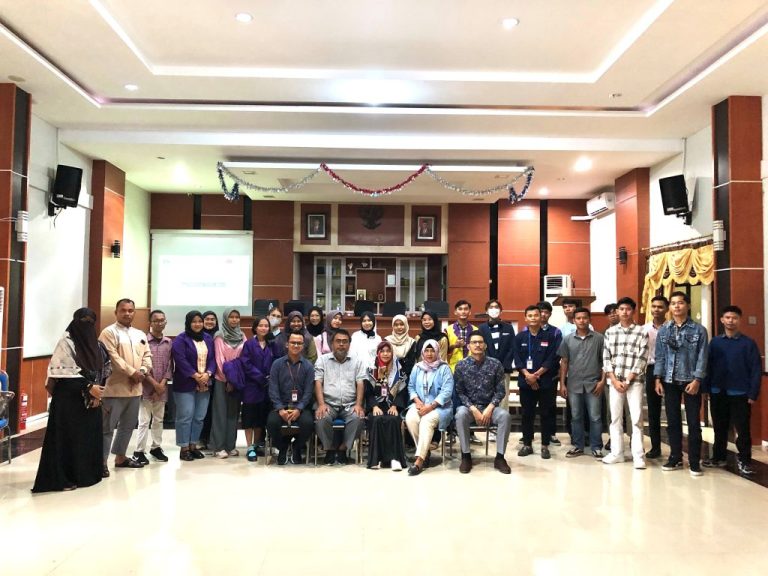 Perkuat Kemampuan Berbahasa Melalui Bengkel Menulis Berita Bagi Mahasiswa Se-Kota Batam