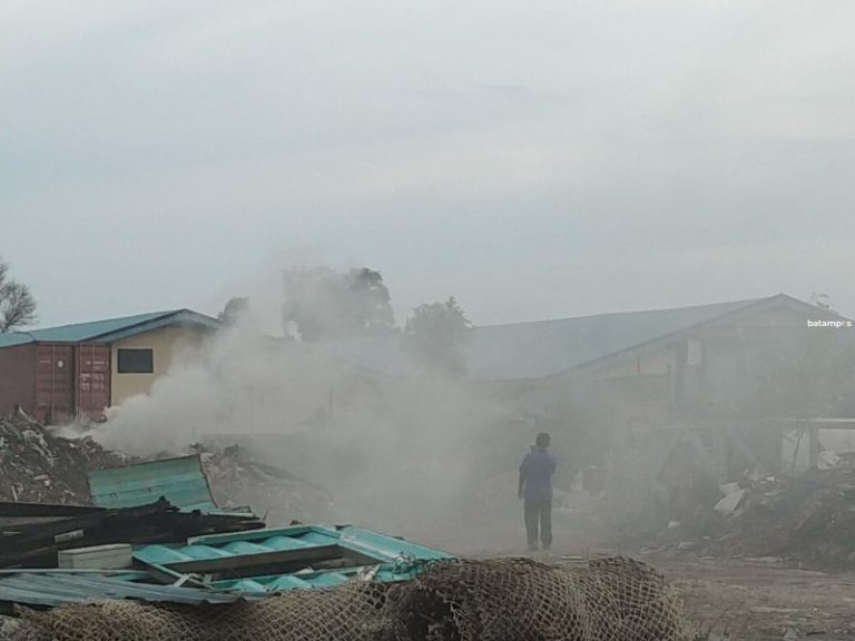 Asap Pembakaran Limbah Meresahkan, Warga Tanjunguncang: Aromanya Menyengat