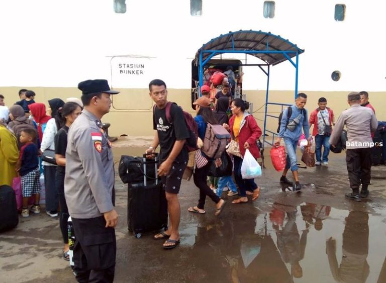 Ribuan Penumpang Kelud Turun dan Naik di Pelabuhan Batuampar, Polisi Lakukan Pengamanan