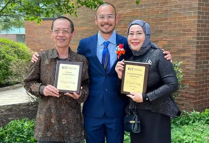 Putra Dewi Yull Lulus S2 di Amerika, Borong Tiga Penghargaan