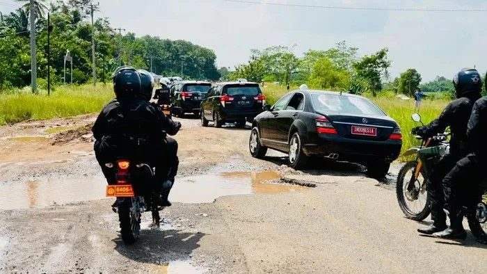 Cek Jalan Rusak di Lampung, Jokowi: Kalau Pemda Tak Mampu Diambil Alih Kementerian PUPR