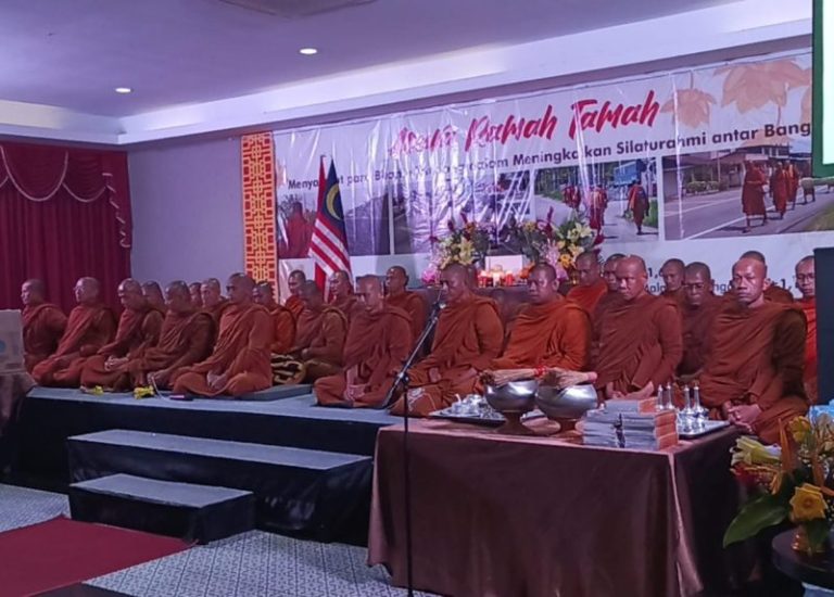 Jalan Kaki Menuju Borobudur, Batam Menjadi Persinggahan Bhante dari Thailand