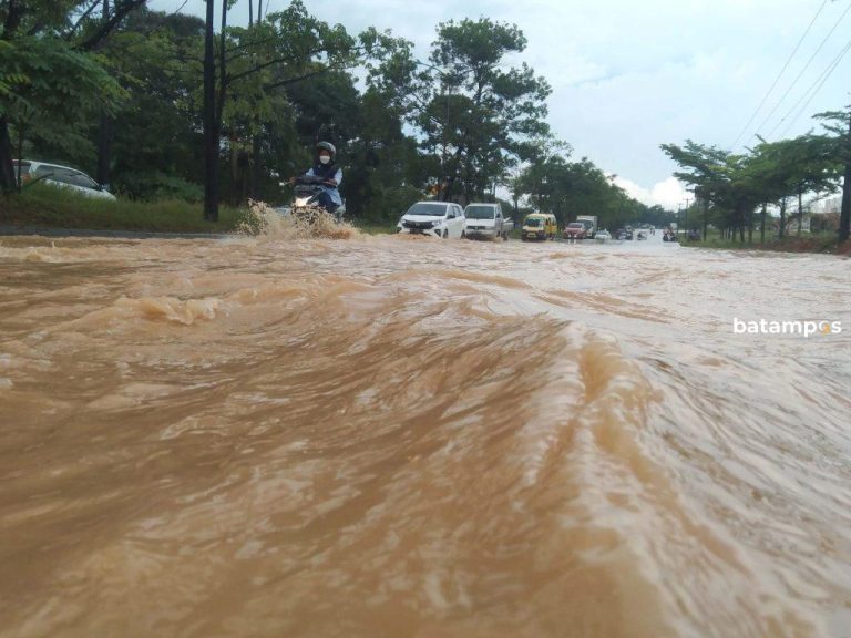 Alat Berat Diterjunkan Atasi Banjir Dadakan di Jalan Trans Barelang