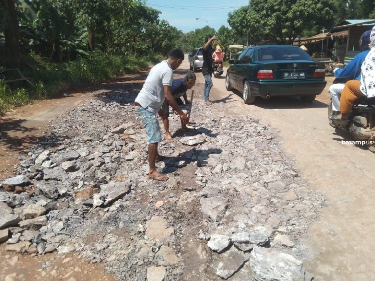 Warga Tanjunguncang Kesal, Jalan Tak Kunjung Diperbaiki