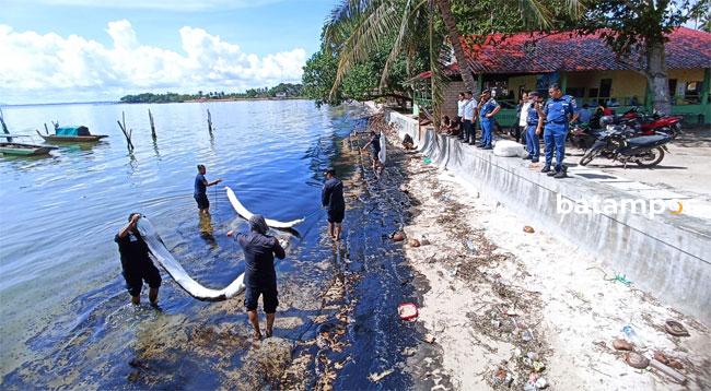 Bakamla dan Tim Gabungan Atasi Tumpahan Minyak di Pantai Melayu Batam