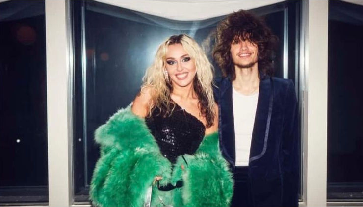 Miley Cyrus Bertemu Kekasih lewat Kencan Buta