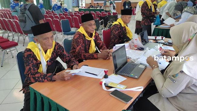 Kisah Abu Basar, Petani Karet yang Menabung Bertahun-tahun untuk Naik Haji
