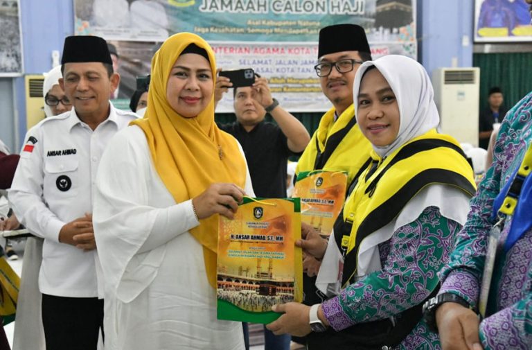 Gubernur Kepri,  Ansar Ahmad,  Melepas Jamaah Calon Haji Kloter 1 di Embarkasi Batam