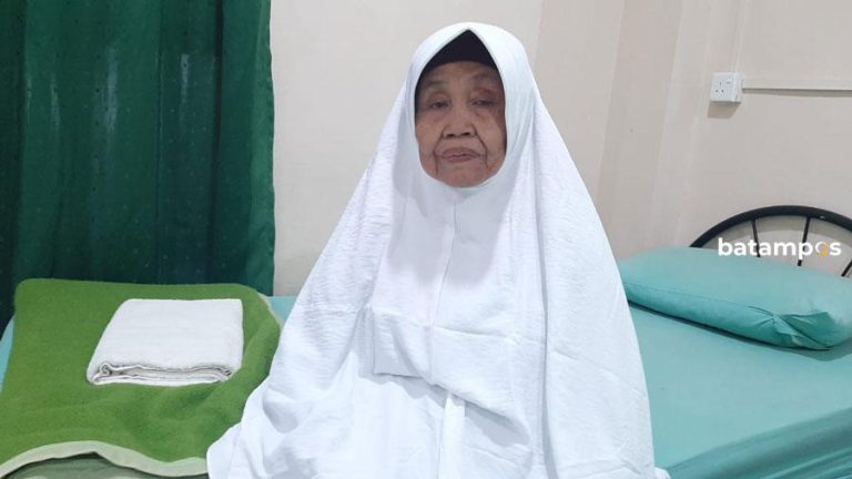 Kenalan Yuk, dengan Nenek Tukiratin, Jemaah Tertua Kloter 1 Embarkasi Batam, Usia Beliau 87 Tahun