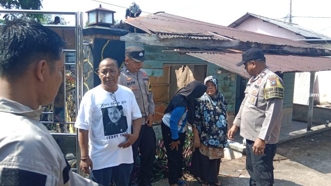 Warga Gotong Rotong Perbaiki Rumah Nenek Ajar di Kawal