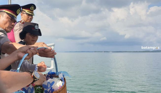 Naik KN Kalimasadha, Polisi Tabur Bunga Kenang Jasa Pahlawan di Perairan Tanjunguban