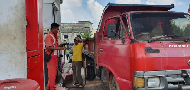 Pompa BBM Rusak, Antrean Kendaraan Mengular di SPBU Km 16 Toapaya
