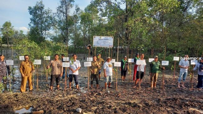 Peringati Hari Lingkungan Hidup Sedunia 2023, PT Timah Tbk Bersama FPKL Desa Pangke Tanam Seribu Mangrove