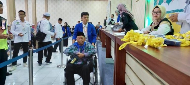 Jamaah Calon Haji Banjarmasin Delay Berjam-jam Sampai Dilempar ke Medan