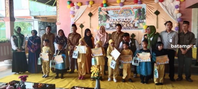 Siswa Rajin Pilah dan Tabung Sampah Diberi Sertifikat