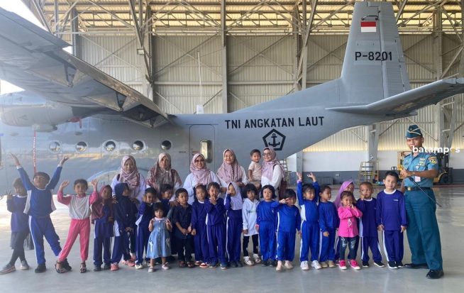 Kunjungan Edukasi ke Lanudal Tanjungpinang, Siswa Bhakti Awlya Senang Bisa Sentuh Langsung Pesawat Tempur