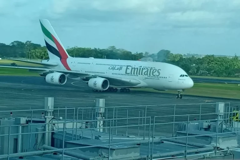 Catat Sejarah, Pesawat Komersial Super Jumbo Airbus A380 Mendarat Perdana di Bali