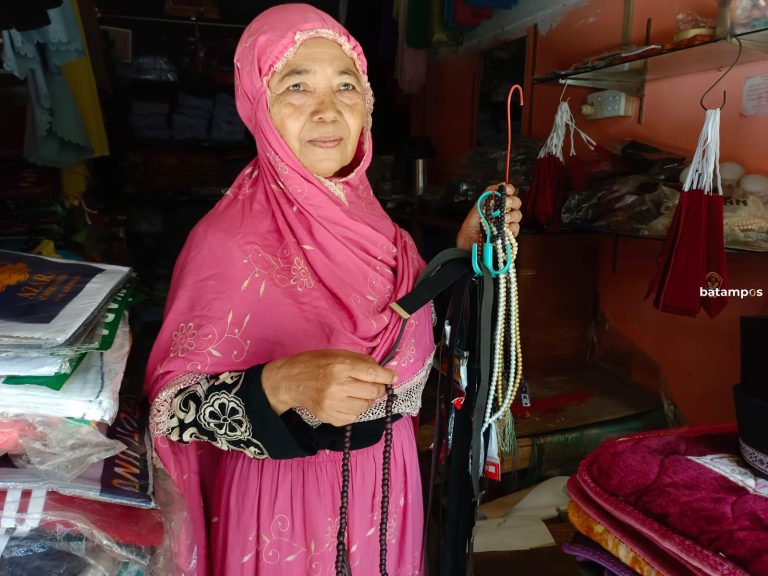 ASNUR, Pemilik Aksesori Muslim Reni Asman